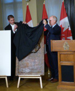 Speaker of the House of Commons Andrew Scheer, left, and Minister of Veterans Affairs Erin O'Toole unveil Sam in relief.